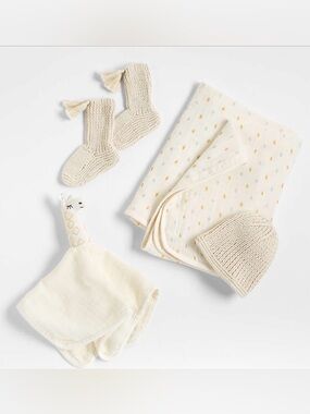 Crate & Barrel Giraffe 4-Piece Organic Baby Swaddle Gift Set